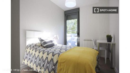 Se alquilan habitaciones en apartamento de 4 dormitorios en Lavapiés - MADRID