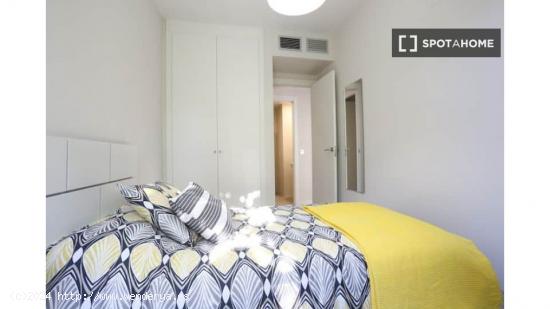 Se alquilan habitaciones en apartamento de 4 dormitorios en Lavapiés - MADRID