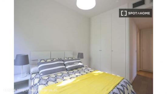 Se alquilan habitaciones en apartamento de 4 dormitorios en Lavapiés - MADRID