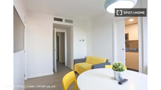 Se alquilan habitaciones en apartamento de 4 dormitorios en Lavapiés - MADRID