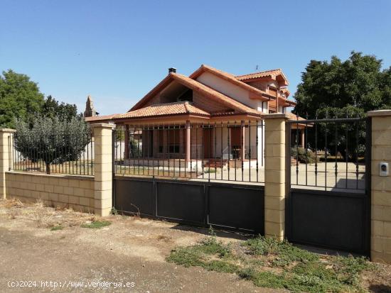 ¡¡Singular!! Vivienda Unifamiliar con terreno a 20 minutos de León. - LEON