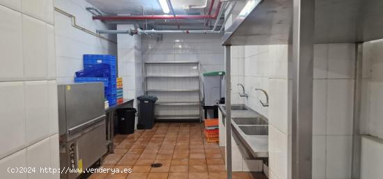 Restaurante con muy amplia sala para comedor y enorme cocina - SANTA CRUZ DE TENERIFE