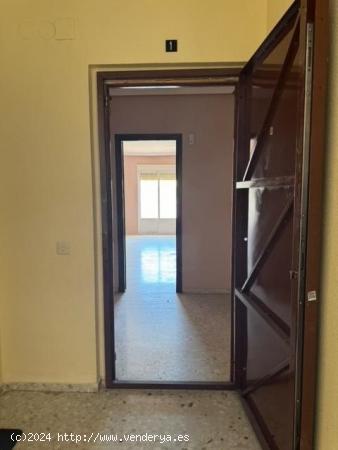 CASABANCO VENDE  PISO DE TRES DORMITORIOS EN MONTERRUBIO DE LA SERENA - BADAJOZ