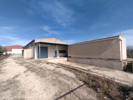 NAVE DE 354 M2 Y 1722 M2 DE PARCELA EN VENTA EN MONFORTE DEL CID - ALICANTE