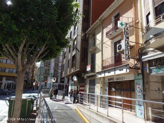 Se vende casa muy céntrica, junto a calle Enmedio. Casa de planta baja y 2 alturas sobre un solar d