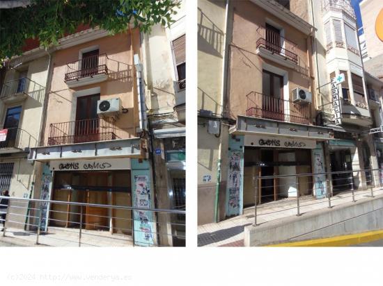 Se vende casa muy céntrica, junto a calle Enmedio. Casa de planta baja y 2 alturas sobre un solar d