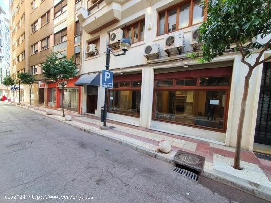 Se vende local junto a Puerta del Sol y calle Trinidad, en pleno centro de Castellón. Local con 2 g