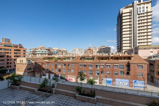 Magnifico piso en Edificio Colon - GRANADA