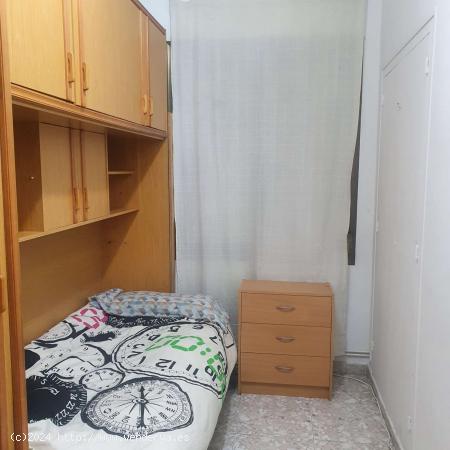 Alquiler de habitaciones en piso de 3 dormitorios en La Sagrera - BARCELONA