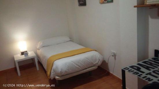  Amplia habitación con llave independiente en un apartamento de 4 dormitorios, Granada City Centre - 