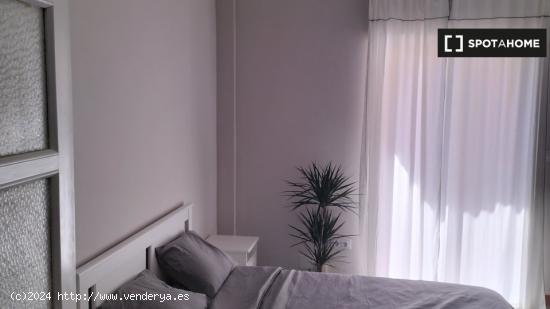 Se alquila habitación en piso de 4 dormitorios en Sant Blai, Alicante - ALICANTE