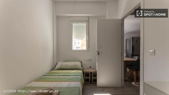 Se alquila habitación en piso de 5 habitaciones en Nou Moles - VALENCIA