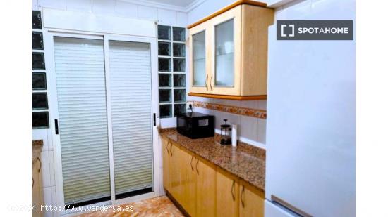 Se alquilan habitaciones para mujeres en piso de 4 habitaciones en Sagunt - VALENCIA