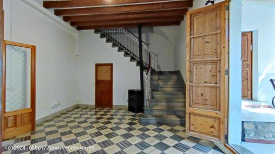 CASA DE PUEBLO DE DOS PLANTAS CON PATIO Y GARAJE EN EL BONITO PUEBLO DE COSTITX, MALLORCA - BALEARES