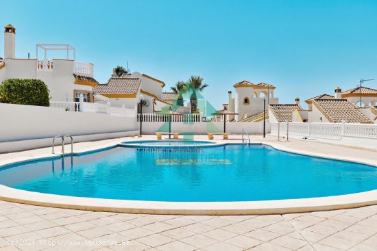 Villa en venta en Pilar de la Horadada (Alicante)