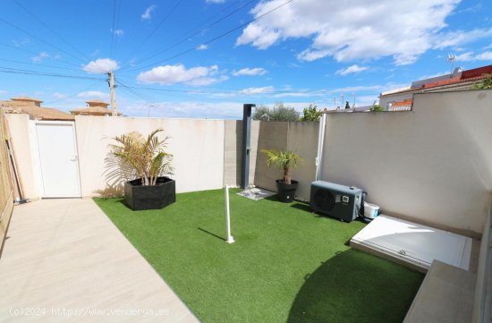 Chalet en venta en Torrevieja (Alicante)