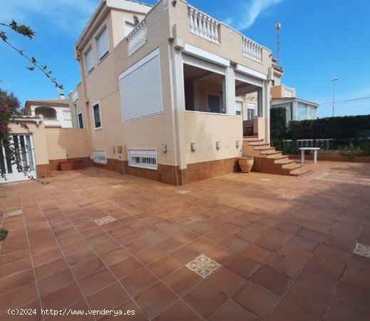 Chalet en venta en Torrevieja (Alicante)