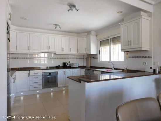 Villa en venta en Jacarilla (Alicante)