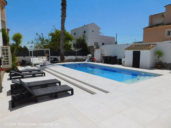 Villa en venta en Jacarilla (Alicante)