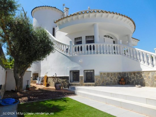 Villa en venta en Jacarilla (Alicante)