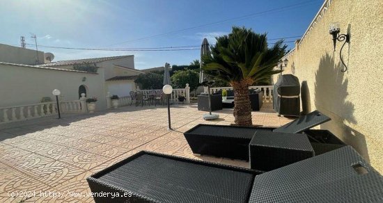 Villa en venta en Alfaz del Pi (Alicante)