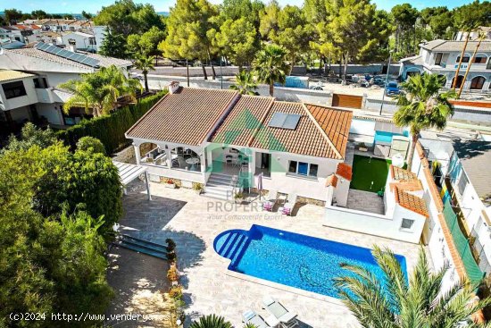 Villa en venta en Pilar de la Horadada (Alicante)