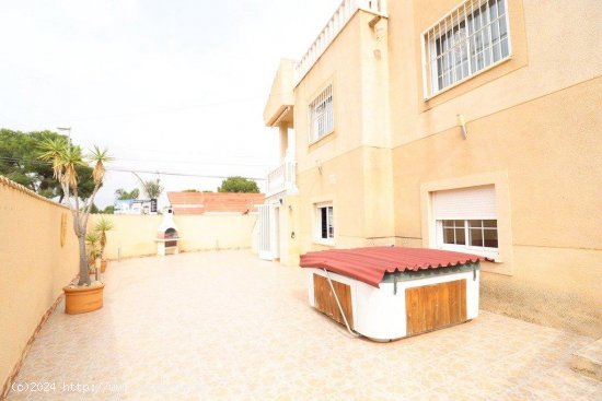 Villa en venta en Torrevieja (Alicante)