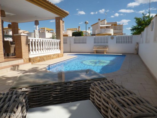 Villa en venta en Pilar de la Horadada (Alicante)