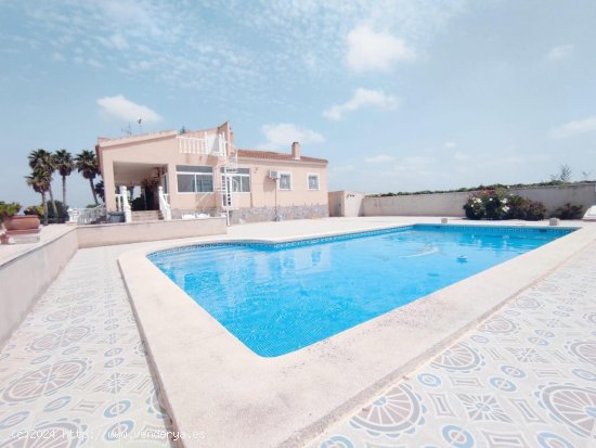 Villa en venta en Dolores (Alicante)