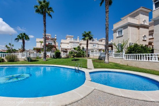 Chalet en venta en Torrevieja (Alicante)