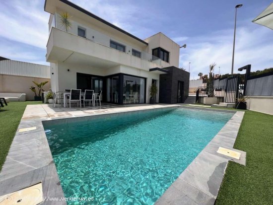 Villa en venta en San Miguel de Salinas (Alicante)