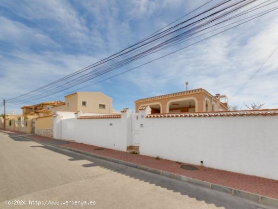 Villa en venta en Torrevieja (Alicante)