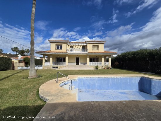 Villa en venta en Benajarafe (Málaga)