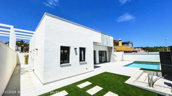 Villa en venta a estrenar en Pilar de la Horadada (Alicante)