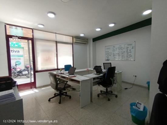 Local comercial en esquina,  muy céntrico, ideal para despacho profesional, multiclínica o academi