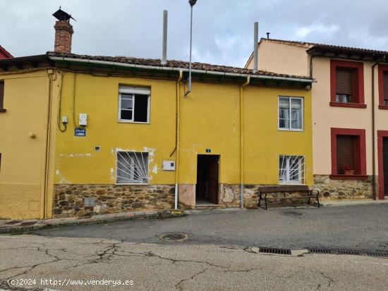 SE VENDE CASA EN PALAZUELO, 3 HAB., SALÓN, COCINA, 2 BAÑOS. PEQUEÑO PATIO - LEON