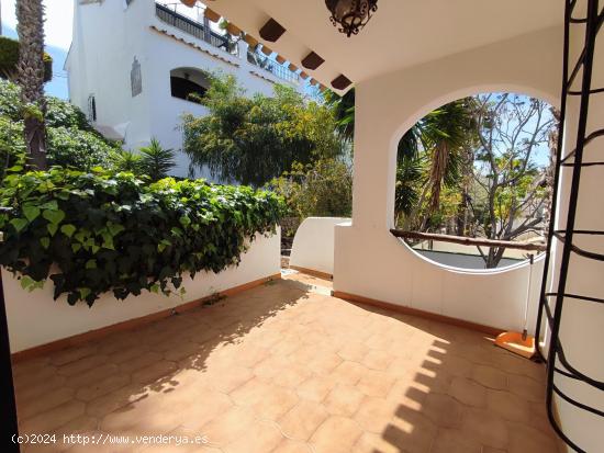 CHALET EN URB. CANYON HILLS EN VILLA MARTIN - ALICANTE