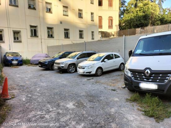  Plaza para COCHE en cochera al aire libre - Parcela Cerrada en el centro de Granada - GRANADA 