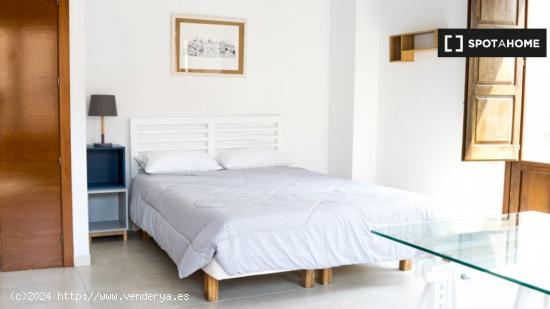 Habitación en apartamento de 4 dormitorios en Poblats Marítims, Valencia - VALENCIA