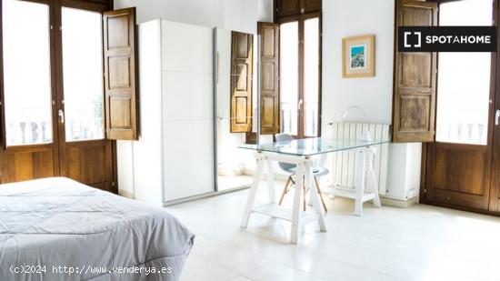 Habitación en apartamento de 4 dormitorios en Poblats Marítims, Valencia - VALENCIA