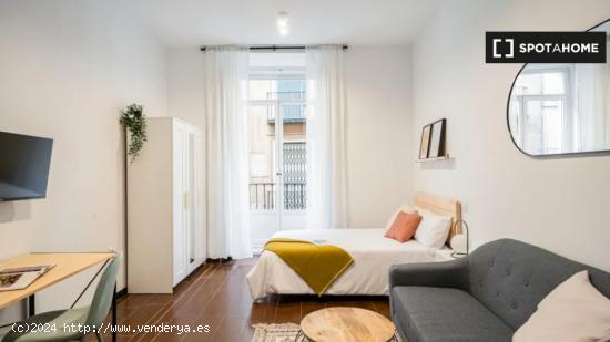 Amplia habitación individual con baño privado y con estacionamiento para bicicletas. - MADRID