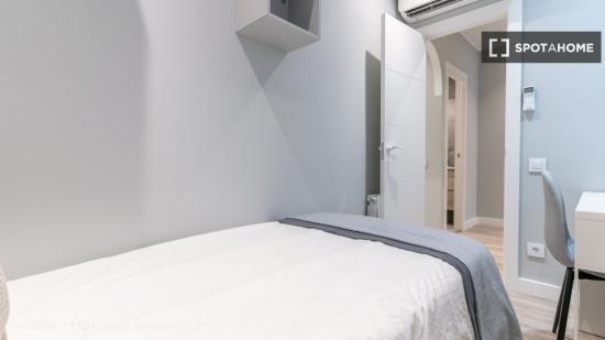 Habitaciones en apartamento de 5 dormitorios en Barcelona - BARCELONA