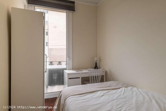  Alquiler de habitaciones en piso de 8 habitaciones en Gràcia - BARCELONA 