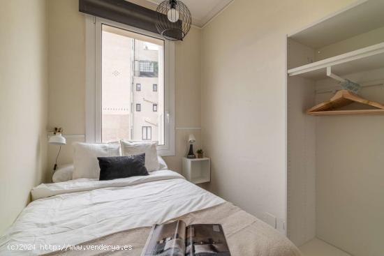  Alquiler de habitaciones en piso de 8 habitaciones en Gràcia - BARCELONA 