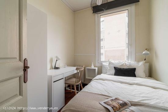 Alquiler de habitaciones en piso de 8 habitaciones en Gràcia - BARCELONA