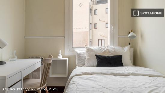 Alquiler de habitaciones en piso de 8 habitaciones en Gràcia - BARCELONA