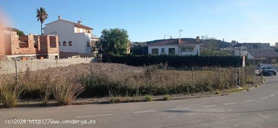  SOLAR ESQUINERO EN URB. MASIA LA FONT - TARRAGONA 