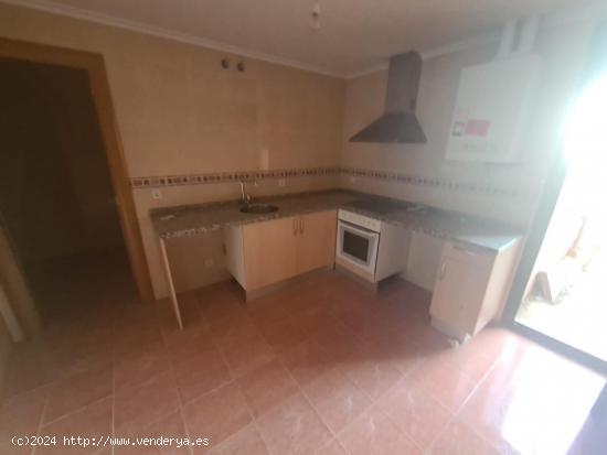 SE VENDE APARTAMENTO. COCINA CON TERRAZA Y DESPENSA, 2 HAB., BAÑO, ASCENSOR, GARAJE. - LEON