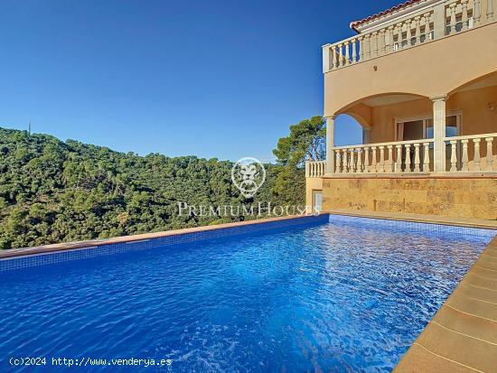 Casa con piscina y vistas panorámicas al mar en venta en Santa Susanna - BARCELONA