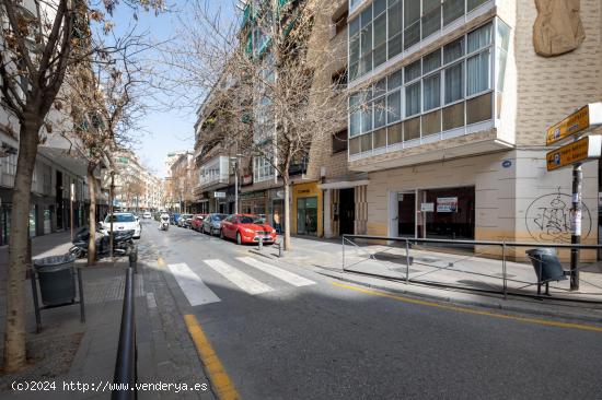 Local en esquina y cuatro huecos a la calle. Pedro Antonio de Alarcón, próximo a Recogidas y Alham